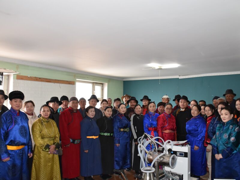 “Ингэний сүүг өрхийн хэмжээнд цахилгаан саалтуураар бэлтгэх” төсөл албан ёсоор хэрэгжиж эхэллээ